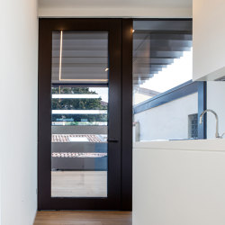 Nova | The pivoting safety door with glass elements that allows creating entrances of any size. | Entrance doors | Oikos – Architetture d’ingresso